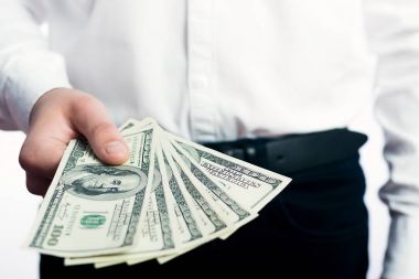 Yüz dolar faturaları elinde