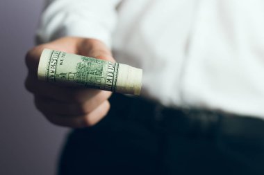 Yüz dolar faturaları elinde