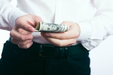 Yüz dolar faturaları elinde