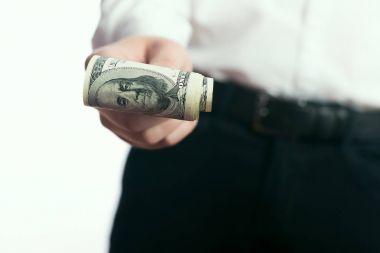 Yüz dolar faturaları elinde
