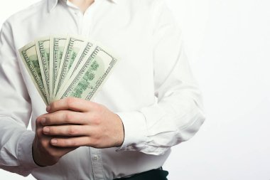 Yüz dolar faturaları elinde