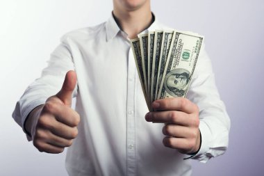 Yüz dolar faturaları elinde