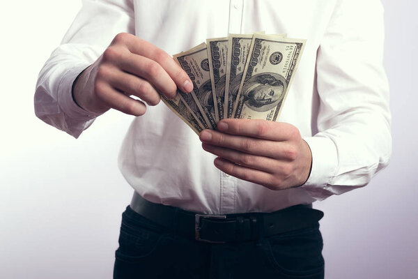 Сто долларов купюр в руках
