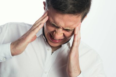 genç adamın baş ağrısı