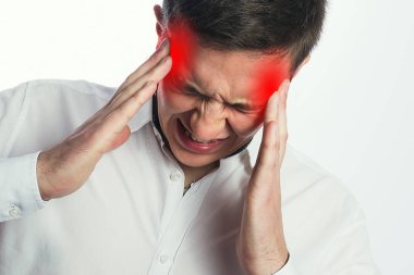 genç bir adam bir baş ağrısı stres vardır