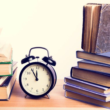 kitap ve çalar saat