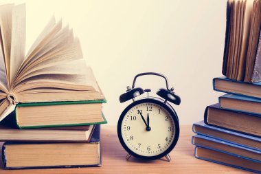 kitap ve çalar saat