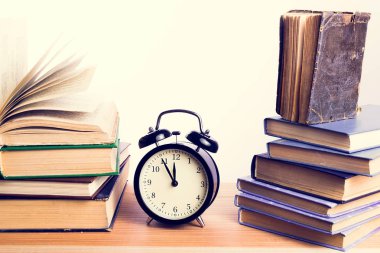 kitap ve çalar saat