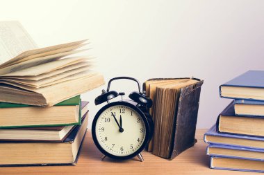 kitap ve çalar saat