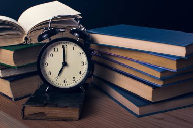 kitap ve çalar saat