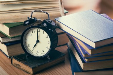 kitap ve çalar saat