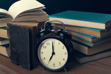kitap ve çalar saat