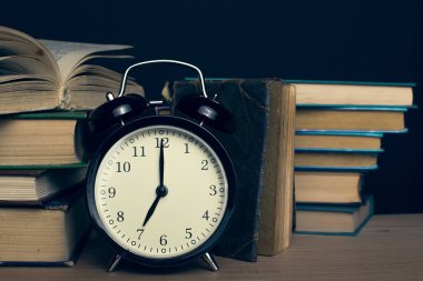 kitap ve çalar saat