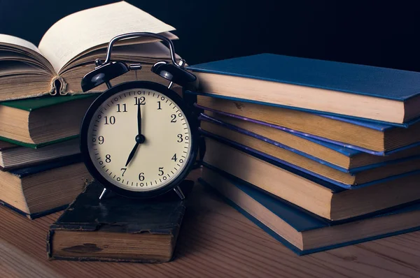 kitap ve çalar saat