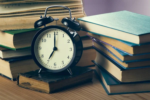 kitap ve çalar saat