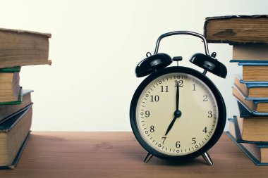 kitap ve çalar saat