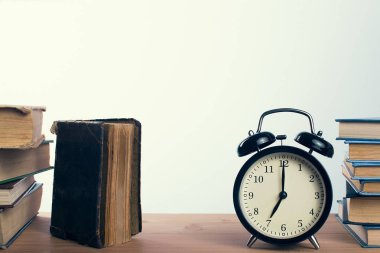 kitap ve çalar saat