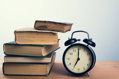 kitap ve çalar saat