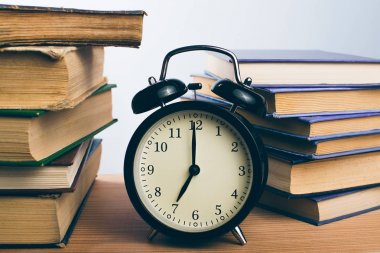 kitap ve çalar saat