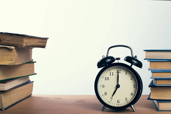 kitap ve çalar saat
