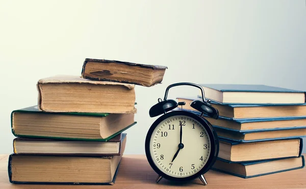 kitap ve çalar saat