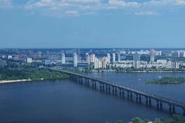 Kiev, Ukraina - 25 maj 2015: Flygfoto över staden byggnader och privata hus från monumentala staty Mother Motherland. — Stockfoto