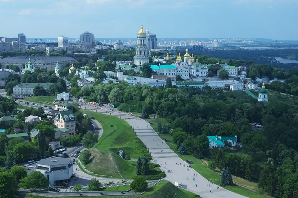 Vista aérea de Kiev Pechersk Lavra, os edifícios da cidade, rio Dnieper e casas particulares da estátua monumental Mãe Pátria — Fotografia de Stock