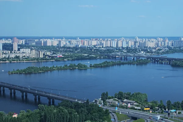Kyjev, Ukrajina - 25. května 2015: letecký pohled na město budov a rodinných domů z monumentální socha Matka vlast — Stock fotografie