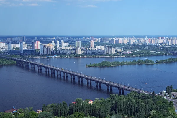 Kiev, Ucrania - 25 de mayo de 2015: Vista aérea de los edificios de la ciudad, el río Dniéper y los puentes desde la estatua monumental Madre Patria — Foto de Stock