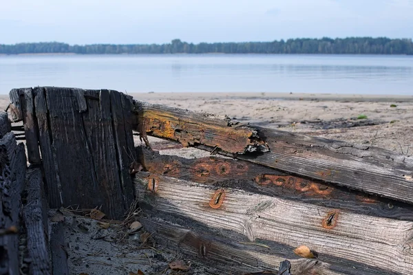 Un viejo bote de madera abandonado. primer plano de la nariz del barco — Foto de Stock