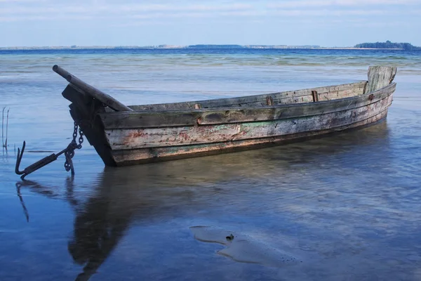 Old wooden fishing boat near the shore — Stock Photo, Image