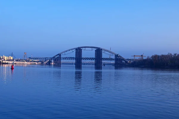 KYIV, UCRAINA-16 novembre 2016: Vista mattutina sul ponte incompiuto. Paesaggio urbano. Ponte Podolsko-Voskresenskij — Foto Stock