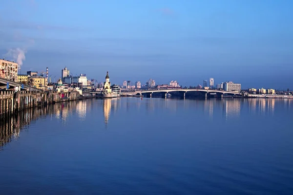 KYIV, UKRAINE-16 novembre 2016 : Paysage urbain du matin. Le remblai près du port fluvial. Eglise de Saint-Nicolas le Merveilleux dans les eaux et le pont du port — Photo