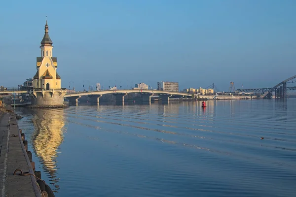 КИЕВ, УКРАИНА 16 ноября 2016 г.: Церковь Святого Николая Чудотворца в водах. Утренний вид — стоковое фото