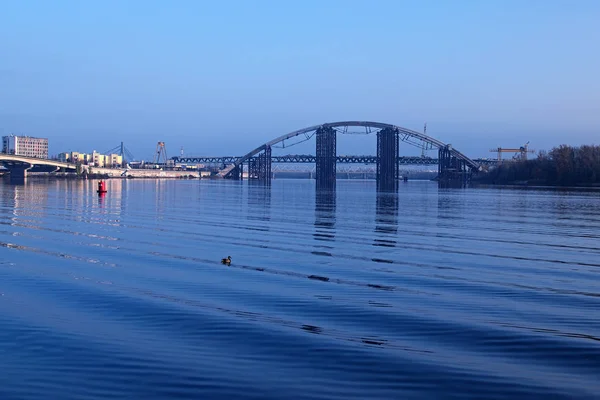 Київ, Україна-16 листопада 2016 року: вранці подання до незавершеної мосту. Міський краєвид — стокове фото