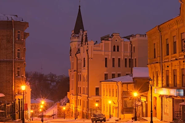 KYIV, UCRAINA-28 gennaio2017: Richard Castle on the Andriyivskyy Descent (Andriyivskyi uzviz). Paesaggio mattutino . — Foto Stock