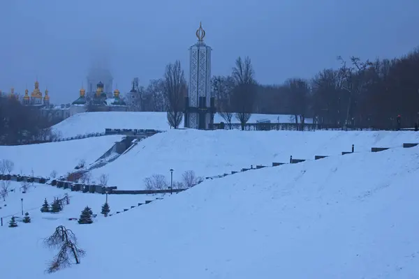 Manhã gelada de inverno no parque. Museu Nacional "Memorial a Holodomor vítimas" e no topo da Grande Lavra Bell Tower está desaparecendo no nevoeiro. Kiev. Ucrânia — Fotografia de Stock