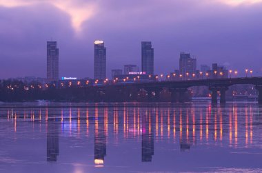 Kiev, Ukrayna-22 Ocak 2017: Sunrise şehir. Paton Köprüsü ve Dnipro sol Bankası görüntülemek
