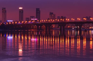 Kiev, Ukrayna-22 Ocak 2017: Güneş doğmadan önce kaç dakika. Paton Köprüsü ve Dnipro sol Bankası görüntülemek