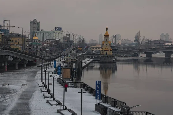 KYIV, UKRAINE - 22 de janeiro de 2017: Vista da manhã para o aterro perto do porto fluvial. Paisagem urbana. Inverno — Fotografia de Stock