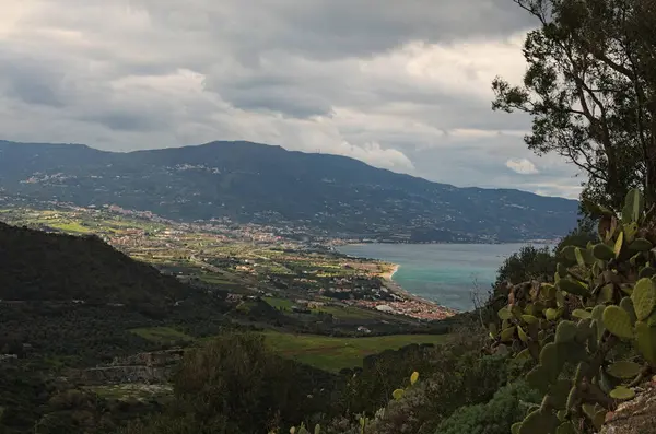 Εκπληκτικό ορεινό τοπίο. Συννεφιασμένη μέρα. Θέα από την περιοχή των αξιοθέατα κοντά στο ιερό της Παναγίας di Tinδάρη. Tindari. Σικελία — Φωτογραφία Αρχείου