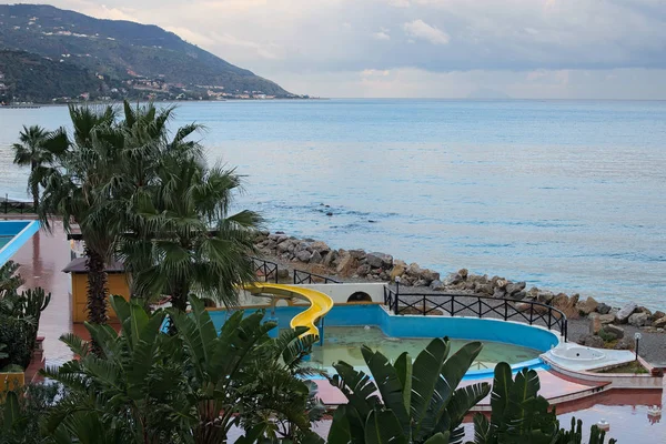 Belas vistas do hotel e do mar a partir da varanda do quarto. Marina di Patti. Sicília — Fotografia de Stock