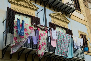 Giysi kurutma. Tipik balkon vatandaş Palermo. Sicilya