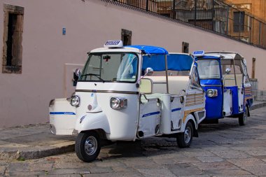 Palermo, Italy03 Ocak 2017: İki olağanüstü araç şehir turları için