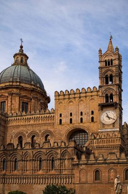 Palermo, Italy03 Ocak 2017: Bir ana konumlar City - Palermo Katedrali. Bina muhteşem mimarisi. Saat Kulesi ve katedral büyük kubbe. Palermo. Sicilya.