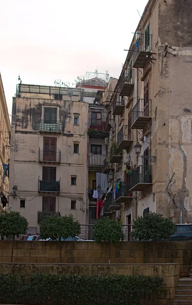 Patio típico cerca del edificio de apartamentos. Paisaje urbano. Palermo. Sicilia — Foto de Stock