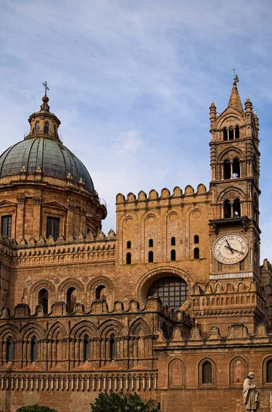 Palermo, Italy03 Ocak 2017: Bir ana konumlar City - Palermo Katedrali. Bina muhteşem mimarisi. Saat Kulesi ve katedral büyük kubbe. Palermo. Sicilya.