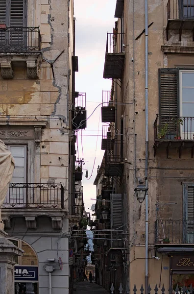 PALERMO, ITALIA-03 Enero 2017: Calle muy estrecha entre dos edificios de apartamentos. Palermo. Sicilia — Foto de Stock