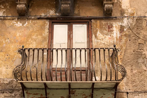 Típica vista del balcón en la ciudad histórica. Antigua casa. Palermo. Sicilia — Foto de Stock