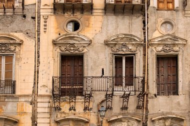 Çok eski evde bakıma muhtaç. Hiçbir katta balkon. Palermo. Sicilya